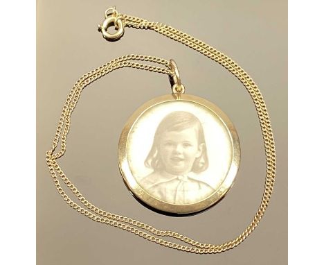 9CT GOLD CIRCULAR PORTRAIT LOCKET, 3cms diam., on a 9ct gold fine link chain, 38cms L, 8.2g grossProvenance: private collecti