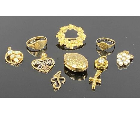 ASSORTED 9CT YELLOW GOLD JEWELLERY including oval locket, scroll engraved to one side, circular open floral brooch, small cru