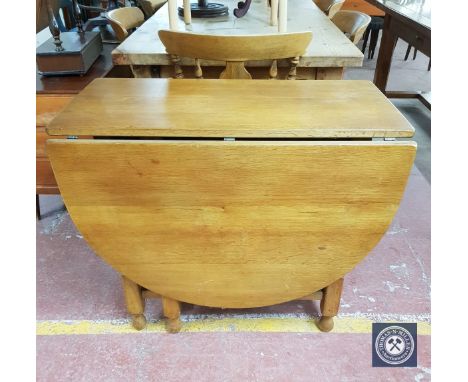 An oak gate leg table 