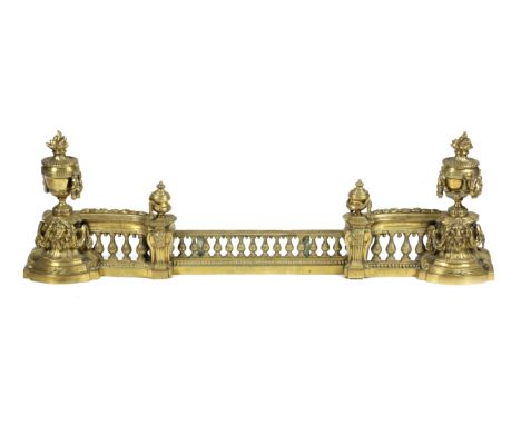 A FRENCH BRASS FENDER IN LOUIS XVI STYLE. LATE 19TH CENTURY with a pair of chenets with swagged flaming urns above a lion mas