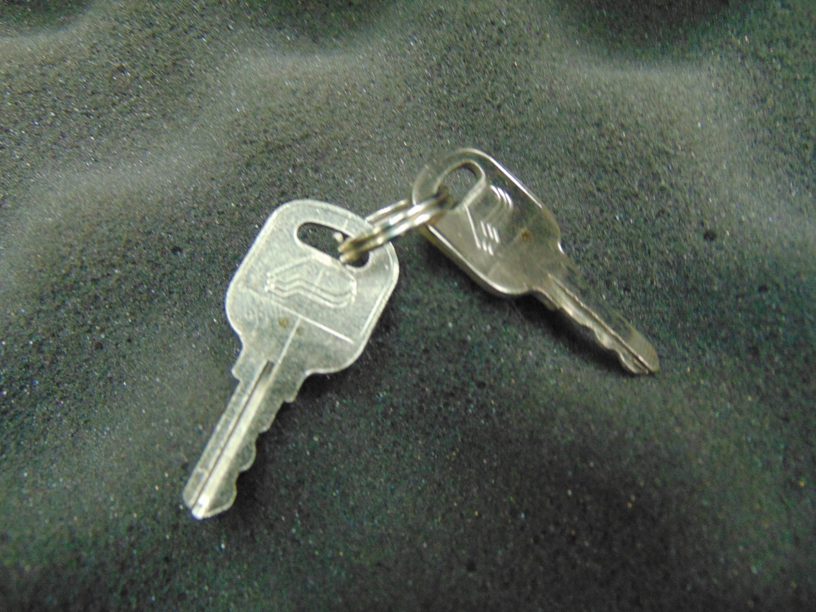 You are bidding on a Gun Guard Hard Case. This case comes with 2 keys. Internal dimensions 320mm