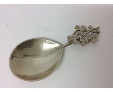 Late Victorian silver caddy spoon with clover leaf formed handle, (Birmingham 1893), 9cm long