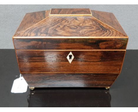 A VICTORIAN INLAID ROSEWOOD SARCOPHAGUS SHAPED TEA CADDY OPENING TO REVEAL RED VELVET INTERIOR AND IVORY HANDLED COVERS 19CM 