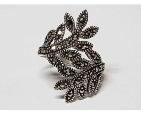 SILVER AND MARCASITE LEAF DESIGN RING, 3.4G GROSS SIZE K