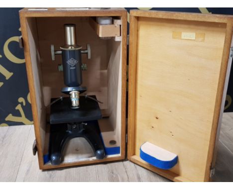 VINTAGE PRIOR MICROSCOPE HOUSED IN ORIGINAL WOODEN CARRY BOX