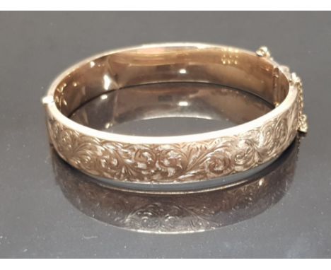 VINTAGE 1970S GOLD HALF PATTERN BANGLE WITH SAFETY CHAIN 16G (SLIGHT CREASE TO INSIDE OF BANGLE BUT WOULD NOT EFFECT WEARING)