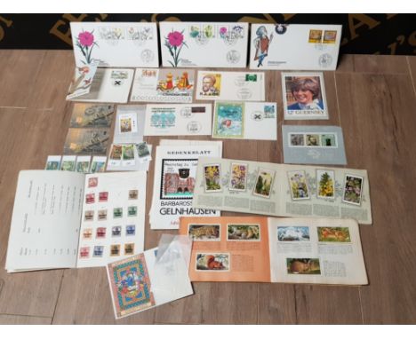 LOT COMPRISING OF MISCELLANEOUS VINTAGE STAMPS AND CIGARETTE CARDS ETC