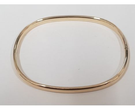 9CT GOLD OFF ROUND, RECTANGULAR BANGLE WITH BOX, 4.8G