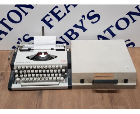 AEG OLYMPIA TRAVELLER DE LUXE S TYPEWRITER IN ORIGINAL CARRY CASE