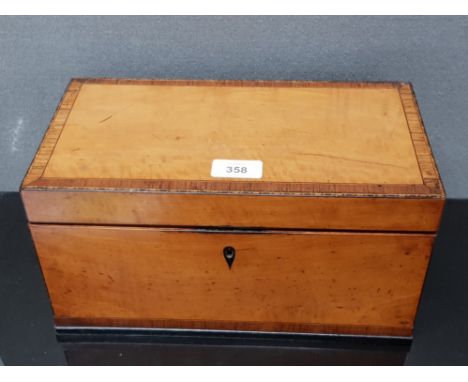 A VICTORIAN INLAID SATIN WOOD TEA CADDY OPENING TO REVEAL COMPARTMENTS AND CUT GLASS BOWL WITH ASSOCIATED KEY 31CM WIDE