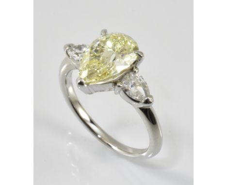 Diamantring.  Mittig Diamant in Tropfenschliff 2,06 ct. Very light yellow/si. Dazu links und rechts zwei Diamanttropfen zus. 