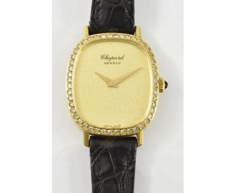 Goldene Chopard-Damenarmbanduhr.  Glattes, elliptisches Gehäuse. Lunette umlaufend mit Diamanten besetzt. Saphirkrone. Ankerh