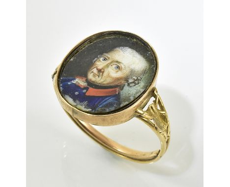 Ring mit Portrait Friedrichs des Großen.  Feines Miniaturportrait in glatter GG-Fassung. Deutsch, 19. Jh.