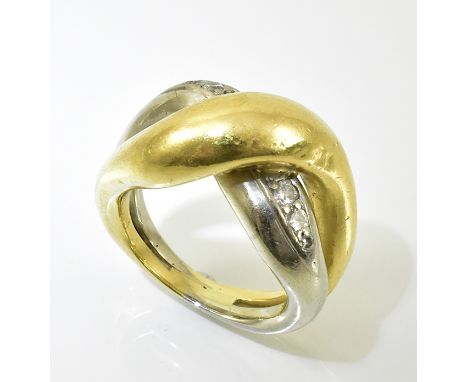 Crossover-Ring.  Brillanten zus. 0,20 ct. 18 ct. GG/WG. 12,4 g
