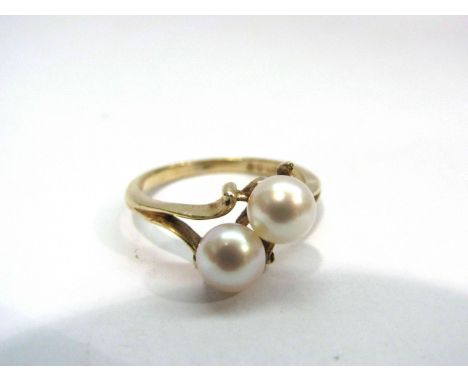 A 9ct gold pearl set cross over ring. Size J, 1.8g