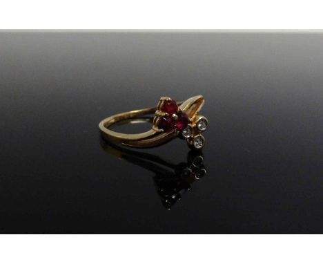 A gold ring with ruby trefoil and diamond trefoil set in a twist, 18ct gold. Size M, 2.2g