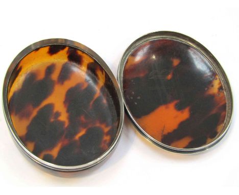 An oval tortoiseshell trinket box, 9.5cm wide