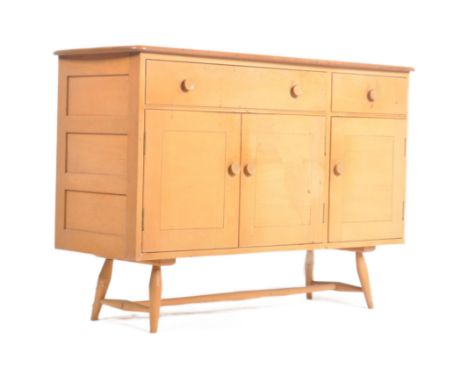 Lucian Ercolani - Ercol - Model 351 - An original 1960s retro vintage light beech and elm sideboard credenza of good proporti