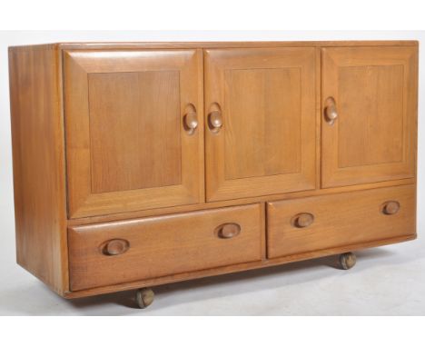 Lucian Ercolani - Ercol - Windsor - Model 468 - A retro vintage 1960s solid elm wood sideboard credenza having a twin door sh