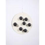 Gerhard von Graevenitz. „Zweiseitiges Spielobjekt mit 7 Halbkugeln“. 1964
