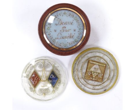 An early 19th century French gold mounted snuff box, glass domed lis with inscription "donne par l'amitie" together with 2 ot