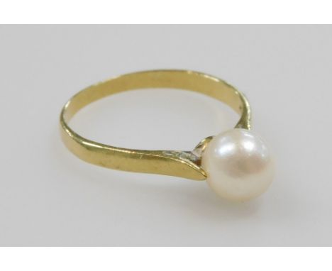 A cultured pearl set ring, in yellow metal, stamped 750, size O/P, 2.1g. 