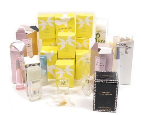 A group of perfume bottles, to include Nina Ricci L'Air du Temps, Marc Jacobs Daisy, Versace, Christian Dior, etc., all lacki
