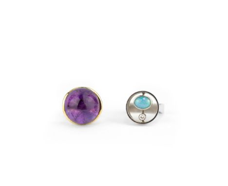 Paar Damenringe1970er Jahre, 2-tlg., Damenring mit zentralem Amethyst-Cabochon, 585 Gelbgold, punziert, Amethyst Ø ca. 19 mm,