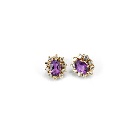 Paar Ohrstecker mit Amethysten585 Gelbgold, getestet, je mit einem ovalen Amethyst, je ca. 0,63 ct und 10 Brillanten, gesamt 