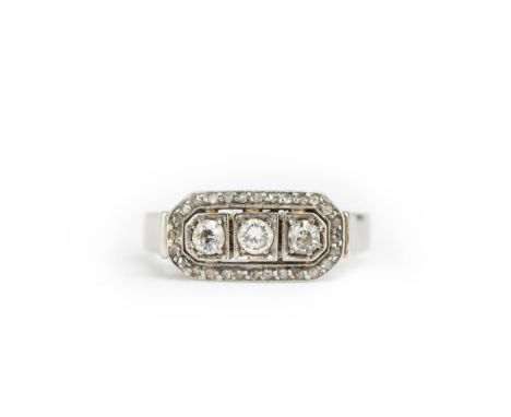 Trilogie-RingArt-déco, 585 Weißgold, punziert, mit zentralem Brillant, ca. 0,08 ct und 2 Diamanten im Altschliff, gesamt ca. 