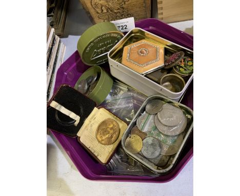 A COLLECTION OF VARIOUS VINTAGE COINS TOGETHER WITH TRINKET BOXES 