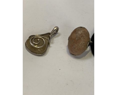 AN AGATE RING TOGETHER WITH NECKLACE FOB 