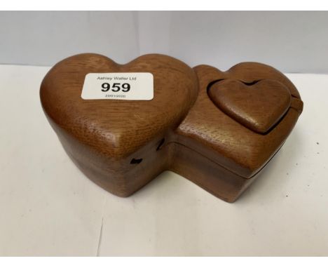 A WOODEN HEART DESIGN TRINKET BOX 
