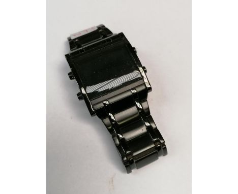 A GENTS FOSSIL DIGITAL WATCH, NEEDS BATTERY 
