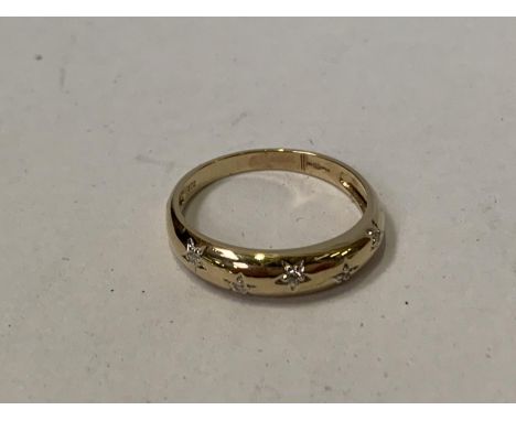 A 9CT GOLD AND DIAMOND RING 