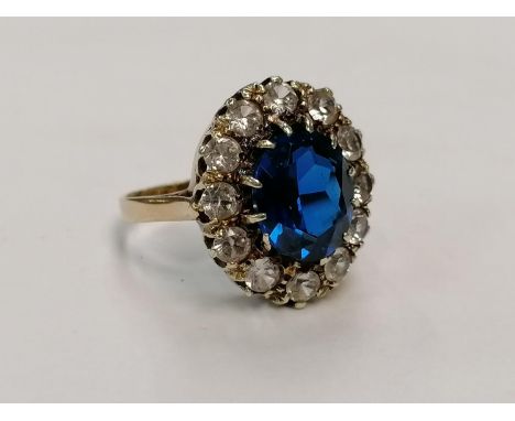 A LADIES 9CT YELLOW GOLD SAPPHIRE TYPE DRESS RING, WEIGHT 5.2G 