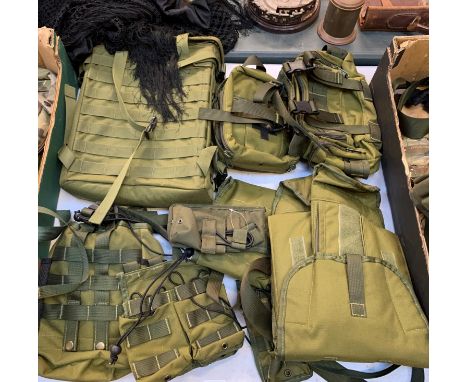 A COLLECTION OF MODERN ARMY WEAR TO INCLUDE BAGS, POUCHES AND FURTHER ACCESSORIES 