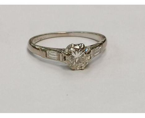 A LADIES DIAMOND THREE STONE RING, CENTRAL DIAMOND APPROX 0.65CT, COLOUR G/H, CLARITY S11/S12, SHOULDER BAGUETTE DIAMONDS APP