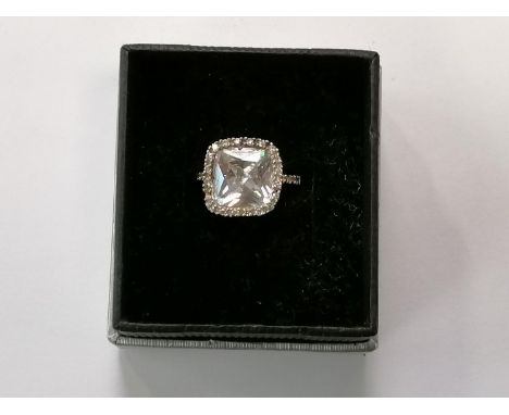 A LADIES 925 SILVER CLEAR STONE DRESS RING 