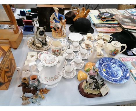 A LARGE COLLECTION OF CERAMICS TO INCLUDE CROWN DUCAL TEA SET, WEDGWOOD BLUE AND WHITE PLATES ETC 