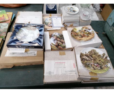 A MIXED GROUP OF BOXED CERAMIC COLLECTORS PLATES 