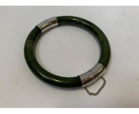 A JADE STYLE ORIENTAL BANGLE 