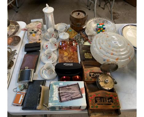 A COLLECTION OF ASSORTED ITEMS TO INCLUDE GLASS LAMP SHADES, WALLETS, TEA CUPS ETC 