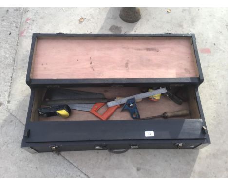 A WOODEN TOOL BOX WITH TOOLS TO INCLUDE A SAW, LEVEL ETC 