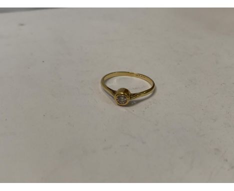 A 18CT GOLD AND PLATINUM DIAMOND SOLITAIRE RING 