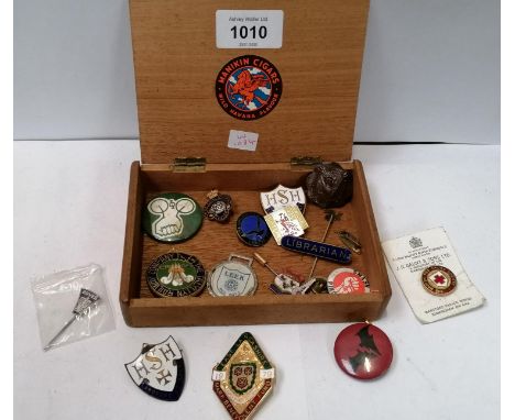 A CIGAR BOX CONTAINING ASSORTED ENAMEL AND FURTHER COLLECTABLE BADGES 