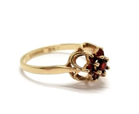 9ct hallmarked gold garnet cluster stone set ring - size N½ &amp; 1.6g total weight 