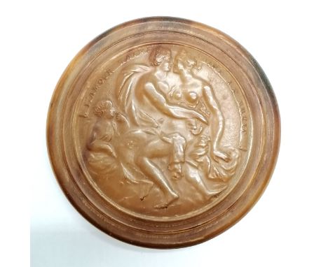 Antique pressed horn circular table snuff box with an erotic scene to the lid and inscription - L'amour naime point le bruit 