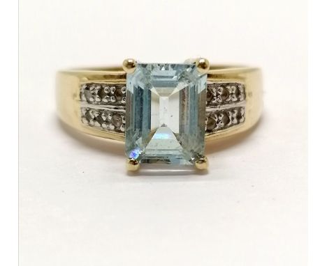 9ct marked gold aquamarine ring with white stone set shoulders - size U &amp; 5.4g total weight ~ the aquamarine has very sli