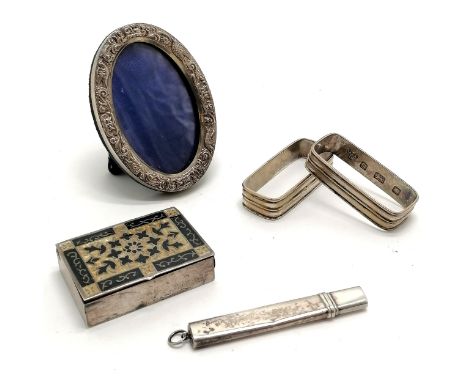1953 sterling silver pair of napkin rings by George Tarratt Ltd (4.5cm across), unmarked silver enamel topped box (split on 1